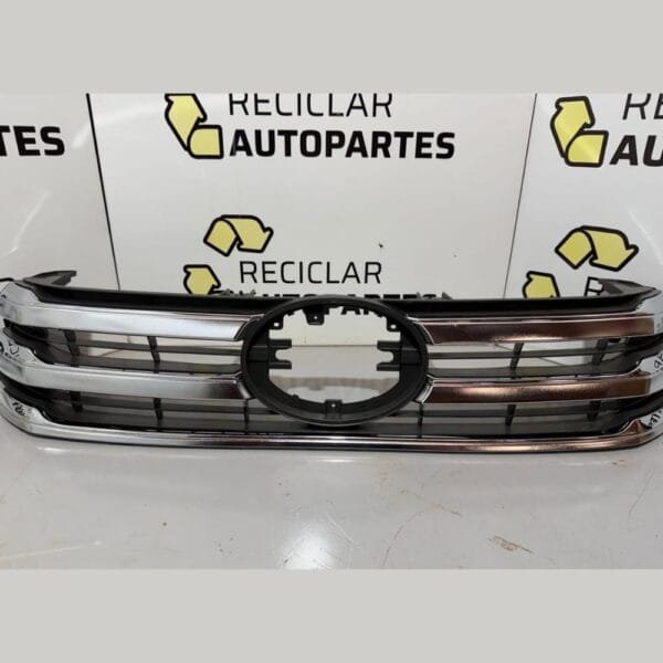 Parrila Central Cromada Toyota Hilux SRX (Modelos 2016 - 2019)