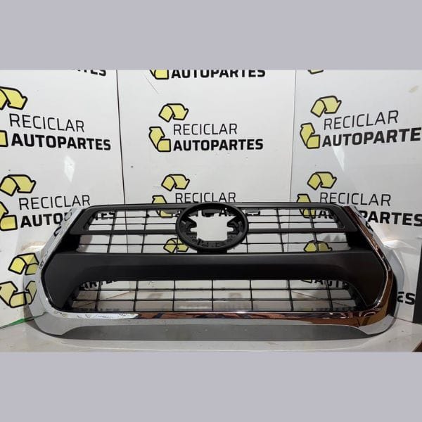 Grilla Central De Paragolpes Cromada Toyota Hilux (Modelos 2021+)