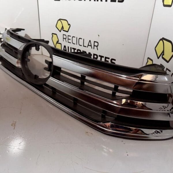 Parrila Central Cromada Toyota Hilux SRX (Modelos 2016 - 2019)