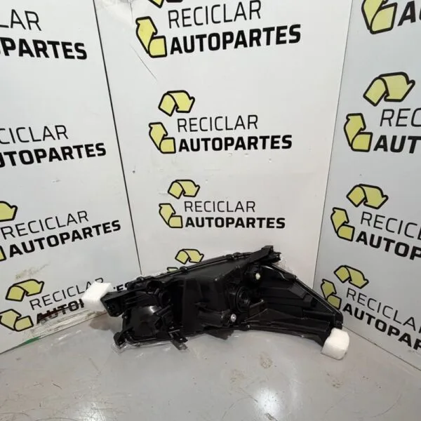 Óptica Izquierda Toyota 2.4-2.8 Hilux REVO (2016+) - Versión Normal Halógena -