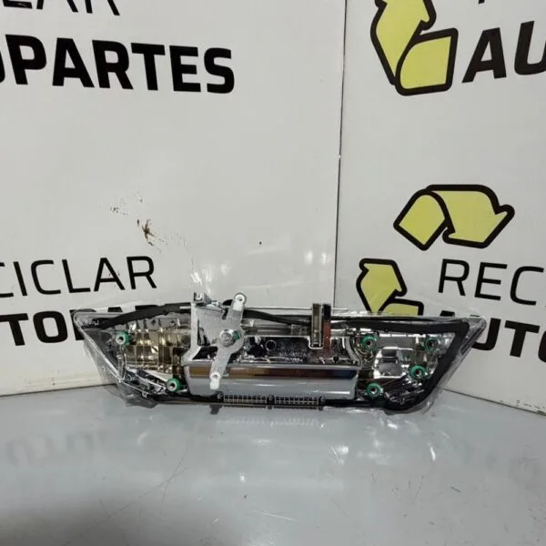 3 Manija de Portón Cromada con Hueco para Cámara Toyota Hilux (2016-2026)
