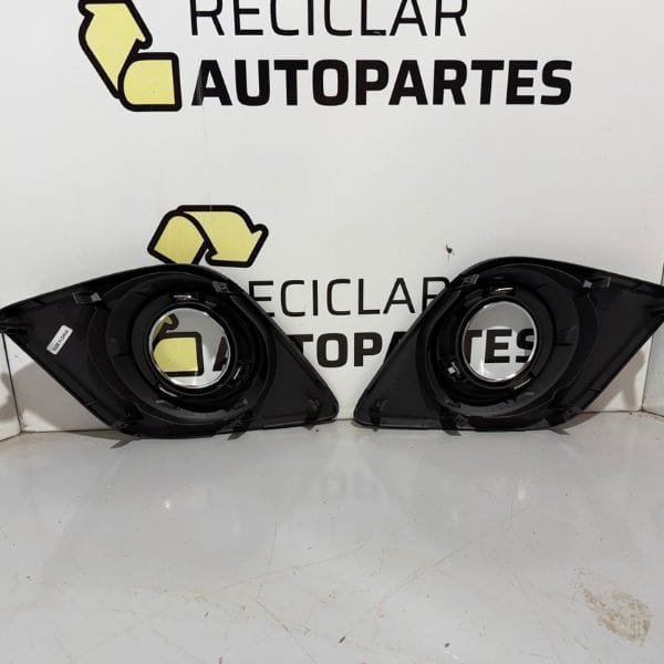 Tapa Rejilla Marco Faro Auxiliar Toyota Hilux (2016 - 2018)