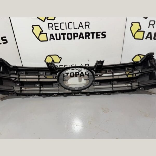 Parrila Central Cromada Toyota Hilux SRX (Modelos 2016 - 2019)