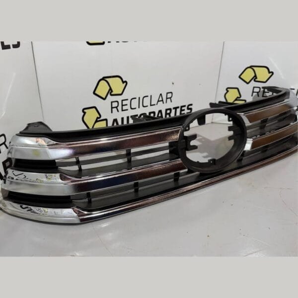 Parrila Central Cromada Toyota Hilux SRX (Modelos 2016 - 2019)