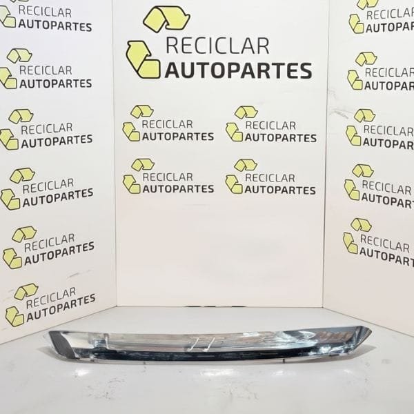 Moldura Cromada de Capot Nissan Frontier (Modelos 2022 - 2025)