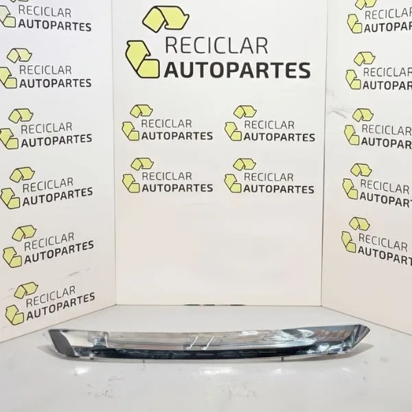 Moldura Cromada de Capot Nissan Frontier (Modelos 2022 - 2025)