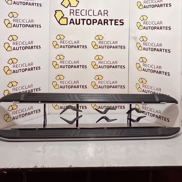 Juego de Estribos Laterales Toyota Hilux (Modelos 2016 - 2019)