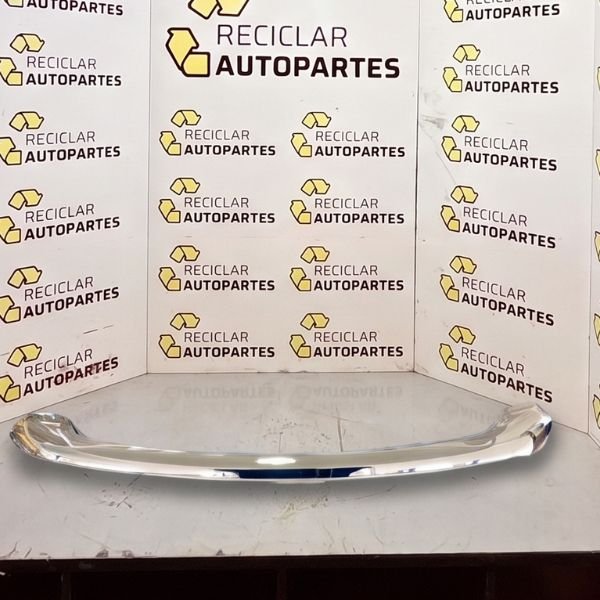 Moldura Capot Toyota Hilux Cromada con soporte 2022-2026